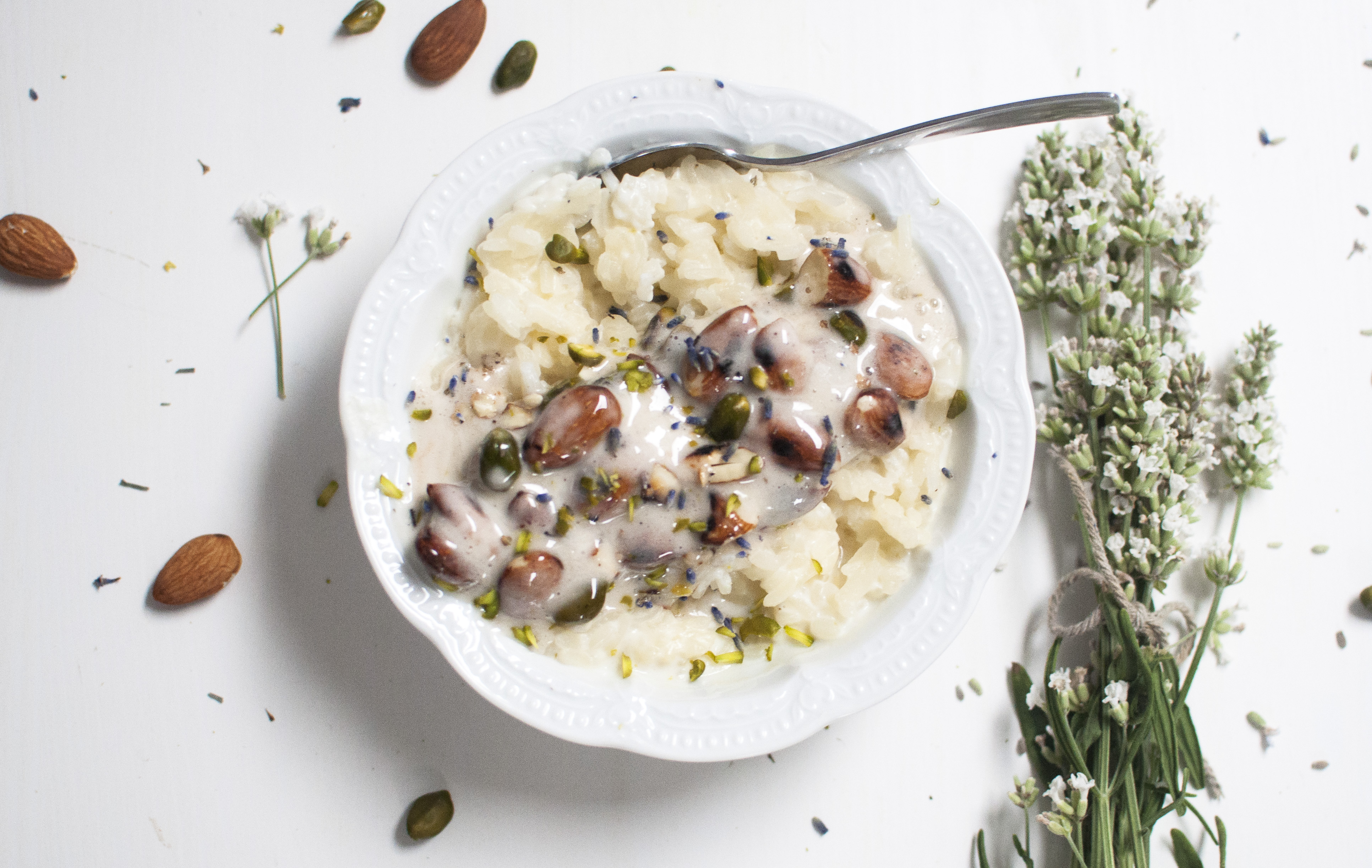 Milchreis mit Lavendel-Pistazien Soft Nougat zum White Dinner