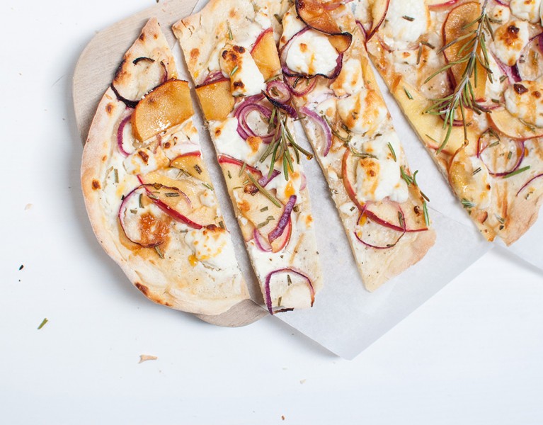 Flammkuchen mit Schafskäse und karamellisierten Äpfeln http://wp.me/p6GO5w-qv