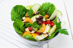 Fruchtiger Salat mit Mandarinen und schwarzem Quinoa http://vollgut-gutvoll.de/2015/11/28/fruchtiger-salat/