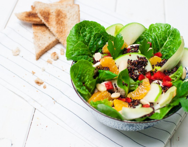 Fruchtiger Salat mit Mandarinen und schwarzem Quinoa http://vollgut-gutvoll.de/2015/11/28/fruchtiger-salat/