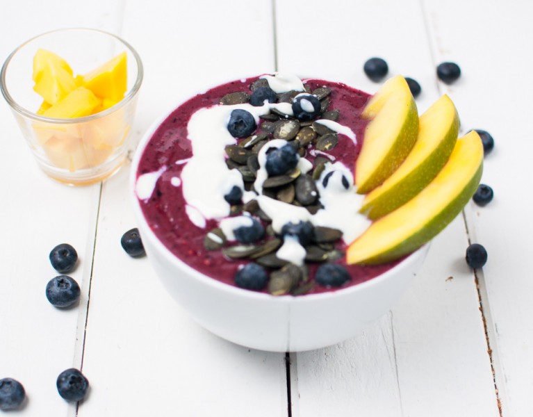 Beeren Smoothie Bowl http://vollgut-gutvoll.de/2015/12/13/beeren-breakfast-bowl Smoothie Sunday