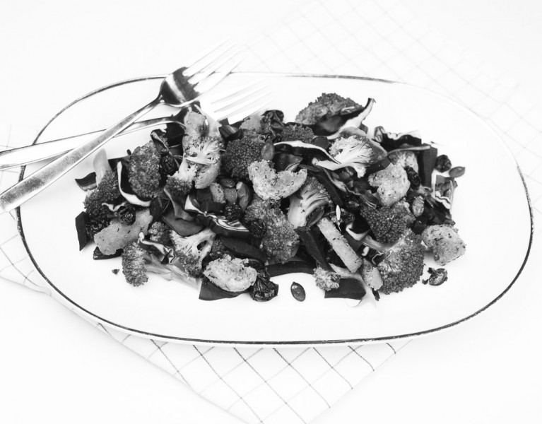 Brokkoli Rotkohl Salat - kunterbunter Salat - frisch http://vollgut-gutvoll.de/2016/02/23/brokkoli-rotkohl-salat/